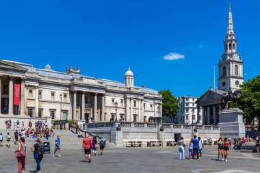 Londra, İngiltere 'deki Trafalgar Meydanı' ndaki Ulusal Galeri ve St. Martin-in-the-Fields kilisesi.