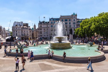 BİRLİK KINGDOM - 26 Haziran 2022: Güneşli bir yaz günü Londra, İngiltere 'de Trafalgar Meydanı' nda Çeşme