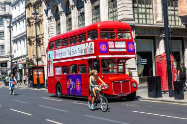 LONDON, BİRLİK KINGDOM - 26 Haziran 2022: Güneşli bir günde Londra 'da antika Red çift katlı otobüs, İngiltere