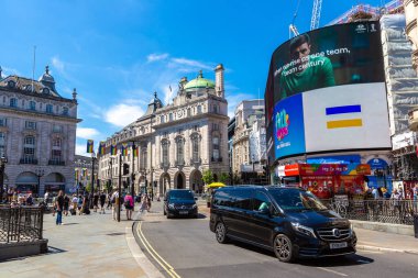 LONDON, İngiltere - 17 Haziran 2022: Güneşli bir yaz gününde Londra 'daki Piccadilly Circus' ta insanlar