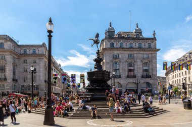 LONDON, İngiltere - 17 Haziran 2022: Güneşli bir yaz gününde Londra 'daki Piccadilly Circus' ta insanlar
