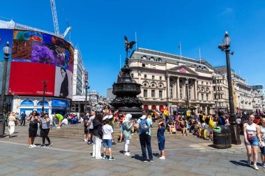 LONDON, İngiltere - 17 Haziran 2022: Güneşli bir yaz gününde Londra 'daki Piccadilly Circus' ta insanlar