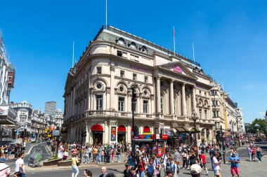 LONDON, İngiltere - 17 Haziran 2022: Güneşli bir yaz gününde Londra 'daki Piccadilly Circus' ta insanlar