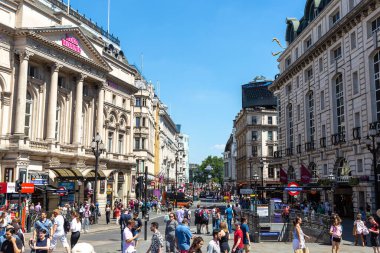LONDON, İngiltere - 17 Haziran 2022: Güneşli bir yaz gününde Londra 'daki Piccadilly Circus' ta insanlar