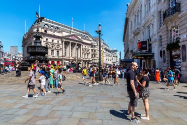 LONDON, İngiltere - 17 Haziran 2022: Güneşli bir yaz gününde Londra 'daki Piccadilly Circus' ta insanlar