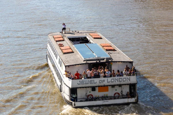 2022年6月26日 夏季伦敦泰晤士河上的河流游轮 — 图库照片
