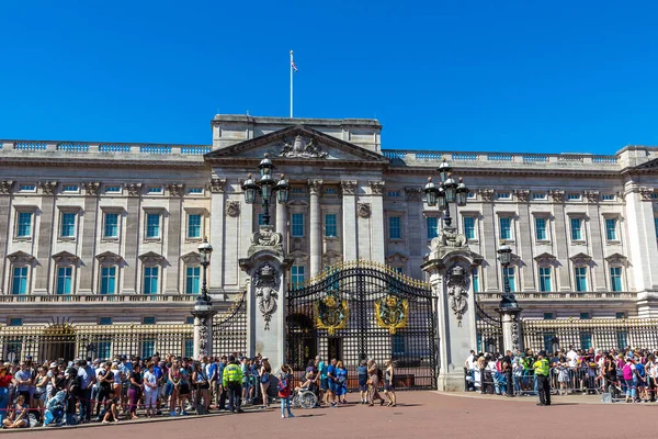 Londen Juni 2022 Het Publiek Buiten Buckingham Palace Kijkt Naar — Stockfoto