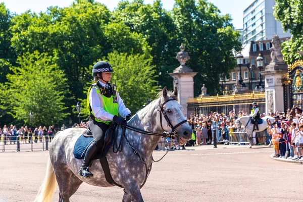 London Juni 2022 Berittene Polizei Patrouilliert Einem Sonnigen Sommertag Vor — Stockfoto