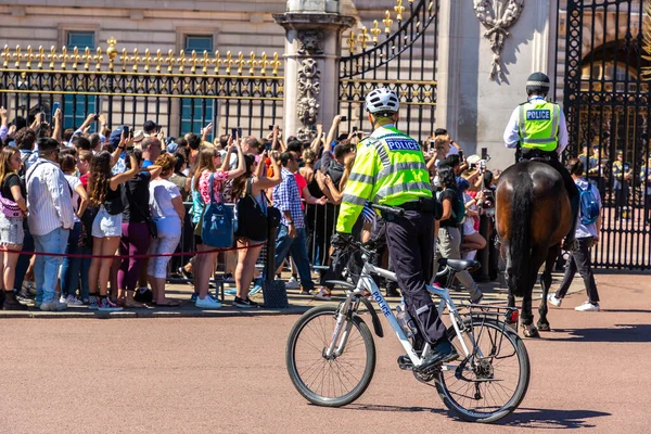 英国伦敦 2022年6月17日 在一个阳光明媚的夏日 一名骑自行车的警察在伦敦白金汉宫门前换岗 — 图库照片