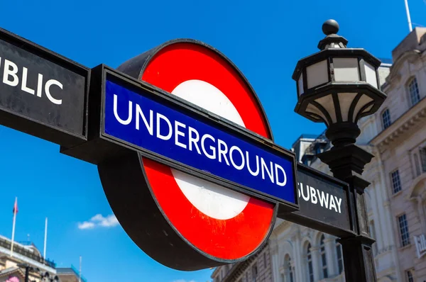 Londen Juni 2022 Londense Metro Tekent Buiten Een Zonnige Zomerdag — Stockfoto