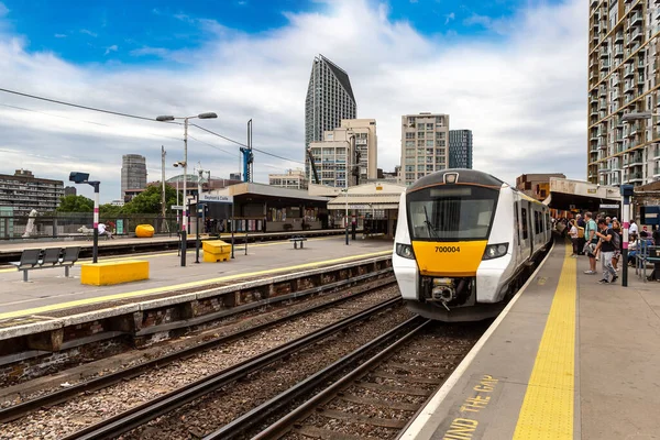 英国伦敦 2022年6月26日 列车在英国伦敦大象城堡火车站的月台上 — 图库照片