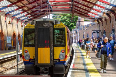WINDSOR, İngiltere - 19 Haziran 2022 Windsor ve Eton Riverside tren istasyonu, İngiltere