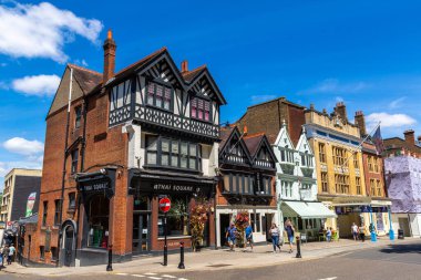 WINDSOR, İngiltere - 19 Haziran 2022: Popüler turist Windsor kasabasında güneşli bir yaz gününde geleneksel bir fachwerk binasının cephesi