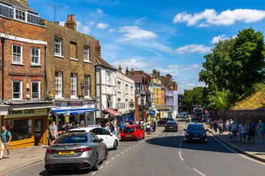 WINDSOR, İngiltere - 19 Haziran 2022: Güneşli bir yaz gününde popüler turist Windsor kasabası, İngiltere