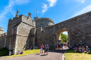 WINDSOR, İngiltere - 19 Haziran 2022: Güneşli bir yaz gününde Windsor Şatosu 'nun avlusunda turistler