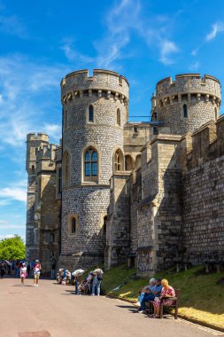 WINDSOR, İngiltere - 19 Haziran 2022: Güneşli bir yaz gününde Windsor Şatosu 'nun avlusunda turistler