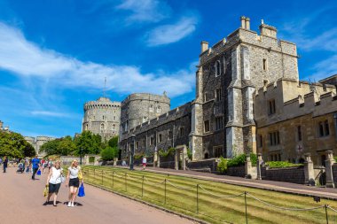WINDSOR, İngiltere - 19 Haziran 2022: Güneşli bir yaz gününde Windsor Şatosu 'nun avlusunda turistler