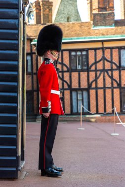 WINDSOR, İngiltere - 19 Haziran 2022 Windsor, İngiltere 'de güneşli bir yaz gününde Kraliyet Muhafızları Windsor Kalesi' nde görevdedir.