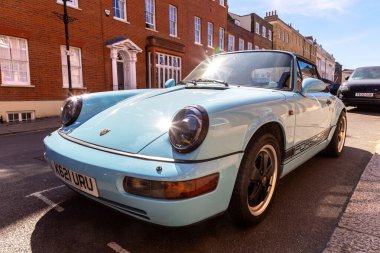 WINDSOR, İngiltere - 19 Haziran 2022: Porsche 911 Carrera 4 Cabriolet in Blue Windsor, İngiltere 'de güneşli bir günde