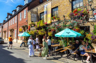 WINDSOR, İngiltere - 19 Haziran 2022: Güneşli bir yaz gününde popüler turist Windsor kasabası, İngiltere