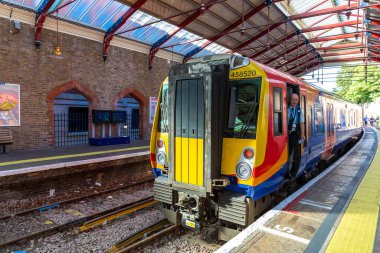 WINDSOR, İngiltere - 19 Haziran 2022 Windsor ve Eton Riverside tren istasyonu, İngiltere