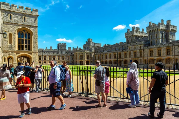 Windsor Velká Británie Června 2022 Turisté Nádvoří Windsorského Hradu Windsoru — Stock fotografie