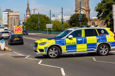 NEWCASTLE UPON TYNE, İngiltere - 28 Haziran 2022: Güneşli bir yaz gününde İngiltere 'de Newcastle' da İngiliz polis arabası