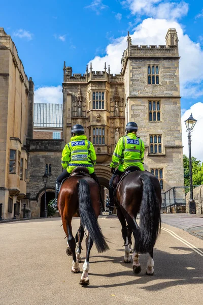 Bristol Juni 2022 Berittener Polizeibeamter Vor Der Bristol Central Library — Stockfoto