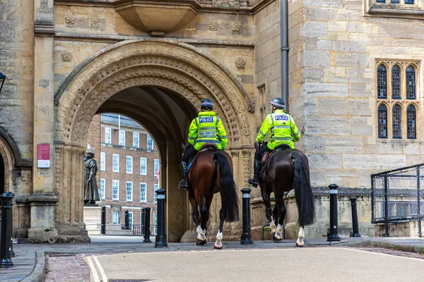 Bristol June 2022 Mounted Police Officer Front Bristol Central Library — Stock Photo, Image