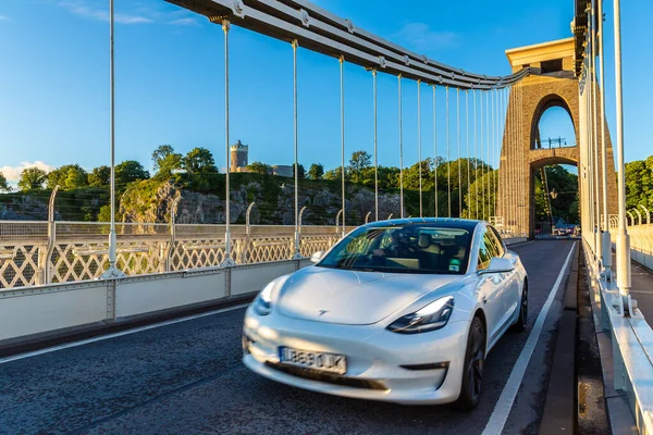 Bristol June 2022 Вайт Електрик Tesla Car Clifton Suspension Bridge — стокове фото