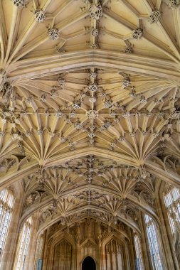 OXFORD, İngiltere - 11 Haziran 2022: Oxford, Birleşik Krallık 'taki İlahiyat Okulu' nun iç görünümü