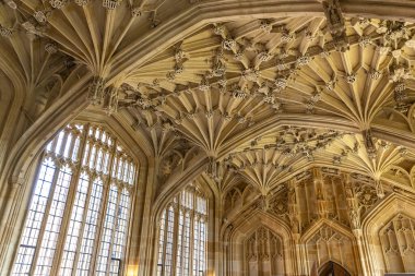 OXFORD, İngiltere - 11 Haziran 2022: Oxford, Birleşik Krallık 'taki İlahiyat Okulu' nun iç görünümü