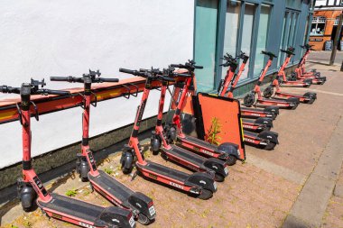 OXFORD, İngiltere - 11 Haziran 2022: Bir yaz günü Oxford 'da bir sokakta VOI şirketi tarafından kiralanan elektrikli scooterlar