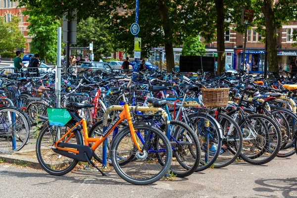英国オックスフォード 2022年6月11日 夏の日 英国のオックスフォードの鉄道駅近くの自転車駐車場 — ストック写真