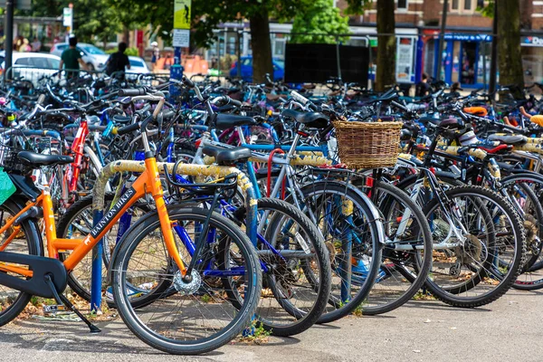 英国オックスフォード 2022年6月11日 夏の日 英国のオックスフォードの鉄道駅近くの自転車駐車場 — ストック写真