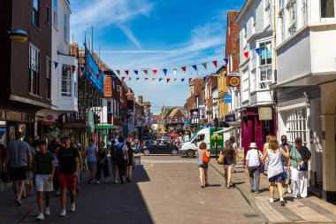 SALISBURY, İngiltere - 17 Haziran 2022: Güneşli bir yaz gününde Salisbury 'deki eski binalar ve tipik caddeler, İngiltere