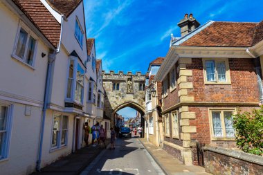 SALISBURY, İngiltere - 17 Haziran 2022: Güneşli bir yaz gününde İngiltere 'nin Salisbury kentindeki tarihi High Street Gate