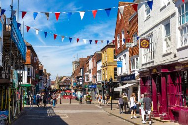SALISBURY, İngiltere - 17 Haziran 2022: Güneşli bir yaz gününde Salisbury 'deki eski binalar ve tipik caddeler, İngiltere