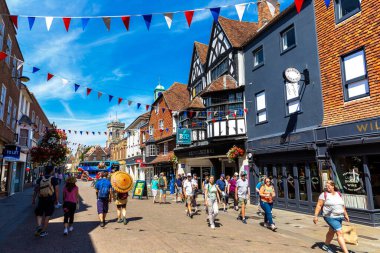 SALISBURY, İngiltere - 17 Haziran 2022: Eski Fachwerk yarım kereste evi ve güneşli bir yaz gününde Salisbury 'de tipik bir sokak, İngiltere
