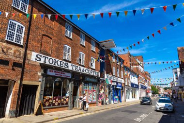 SALISBURY, İngiltere - 17 Haziran 2022: Güneşli bir yaz gününde Salisbury 'deki eski binalar ve tipik caddeler, İngiltere