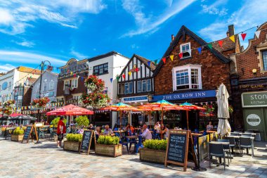 SALISBURY, İngiltere - 17 Haziran 2022: Güneşli bir yaz gününde Salisbury 'de tipik bir caddedeki sokak barı, İngiltere