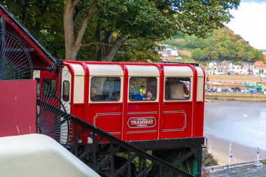 SCARBOROUGH, İngiltere - 27 Temmuz 2022: Retro tarihi tramvay - Scarborough, Yorkshire 'da güneşli bir yaz günü, İngiltere