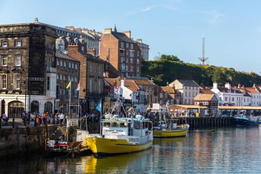 Whitby, İngiltere - 13 Ağustos 2022: Whitby Limanı - Güneşli bir yaz gününde, Kuzey Yorkshire, İngiltere