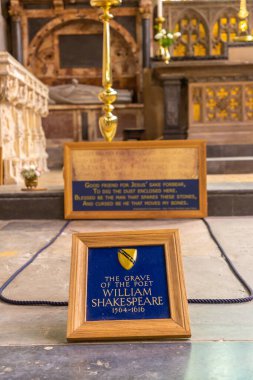 STRATFORD-UPON-AVON, İngiltere - 11 Haziran 2022: Stratford, İngiltere 'deki Kutsal Üçleme Kilisesi' nde şair William Shakespeare 'in mezarı
