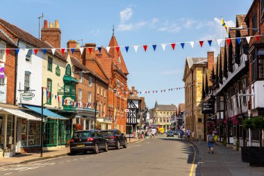 STRATFORD-UPON-AVON, İngiltere - 11 Haziran 2022: Bir yaz günü, İngiltere 'de Stratford' daki tipik sokak ve eski binalar