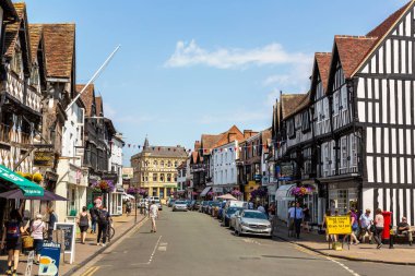 STRATFORD-UPON-AVON, İngiltere - 11 Haziran 2022: Stratford 'da bir yaz günü, İngiltere' de Avon üzerinde yarım keresteli eski bir ev