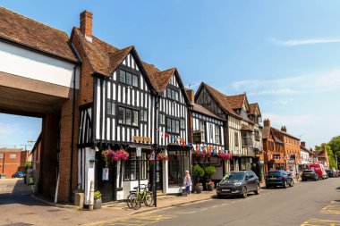 STRATFORD-UPON-AVON, İngiltere - 11 Haziran 2022: Stratford 'da bir yaz günü, İngiltere' de Avon üzerinde yarım keresteli eski bir ev
