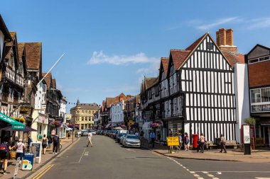 STRATFORD-UPON-AVON, İngiltere - 11 Haziran 2022: Stratford 'da bir yaz günü, İngiltere' de Avon üzerinde yarım keresteli eski bir ev