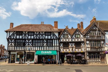 STRATFORD-UPON-AVON, İngiltere - 11 Haziran 2022: Stratford 'da bir yaz günü, İngiltere' de Avon üzerinde yarım keresteli eski bir ev