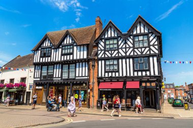 STRATFORD-UPON-AVON, İngiltere - 11 Haziran 2022: Stratford 'da bir yaz günü, İngiltere' de Avon üzerinde yarım keresteli eski bir ev